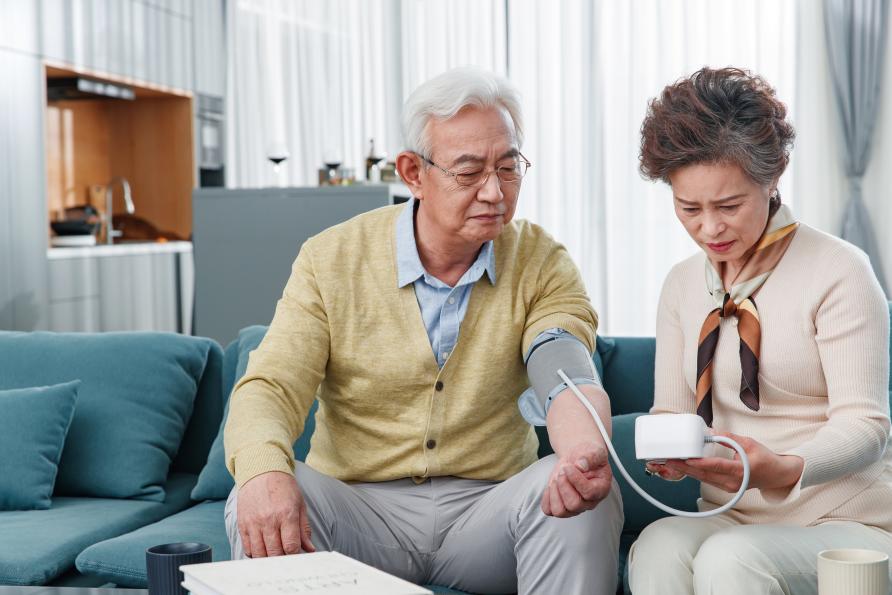 Máy đo huyết áp là thiết bị chăm sóc sức khỏe cần thiết cho người già